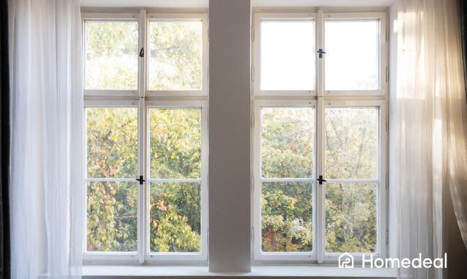 Finestre prezzi: ampia finestra moderna con vetri doppi che mostra una vista luminosa su alberi esterni - Homedeal