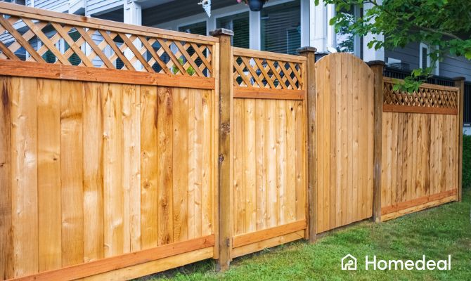 Recinzione in legno con cancello integrato per giardino, soluzione classica ed elegante per abitazioni - Homedeal