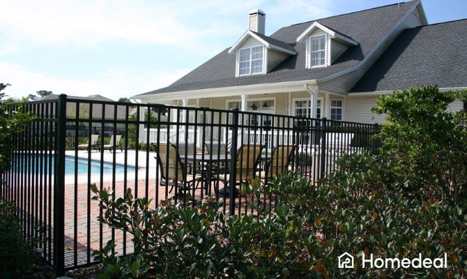Recinzione in ferro battuto nera intorno a una piscina, ideale per sicurezza e design moderno - Homedeal