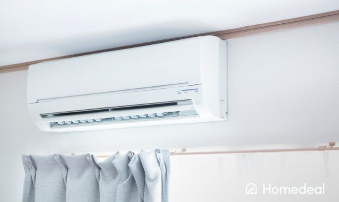 Condizionatore dual split installato a parete sopra una finestra, moderno e silenzioso - Homedeal