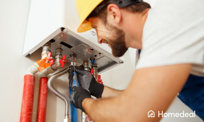 Tecnico installa una caldaia moderna a parete — esempio pratico di costo installazione caldaia - Homedeal