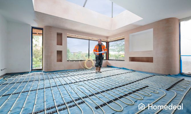 Tecnico installa impianto di riscaldamento a pavimento in una casa moderna: esempio pratico di costo riscaldamento - Homedeal
