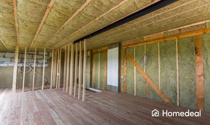 Interno di abitazione in fase di ristrutturazione con isolamento termico su pareti e soffitto in lana minerale – isolamento termico casa in corso. - Homedeal