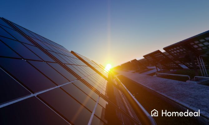 Pannelli solari fotovoltaici installati su un tetto al tramonto, con il sole all’orizzonte - Homedeal