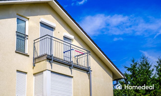 Casa moderna con tapparelle in alluminio chiuse su tutte le finestre e balcone, esempio di installazione esterna per isolamento e sicurezza - Homedeal