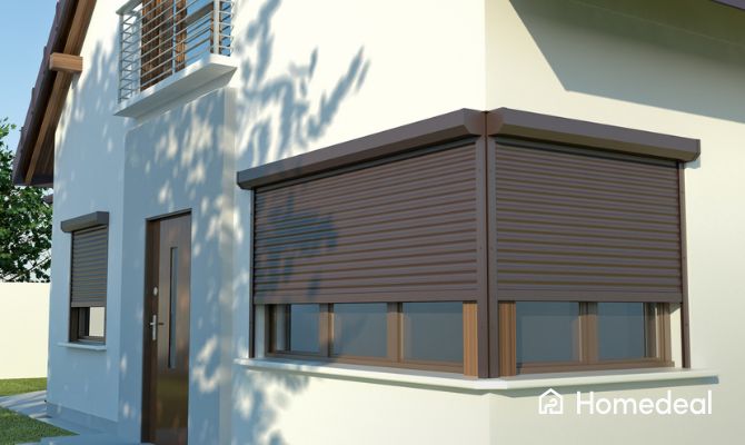 Casa moderna con tapparelle esterne marroni installate su finestre e veranda, esempio di montaggio professionale su infissi esistenti - Homedeal