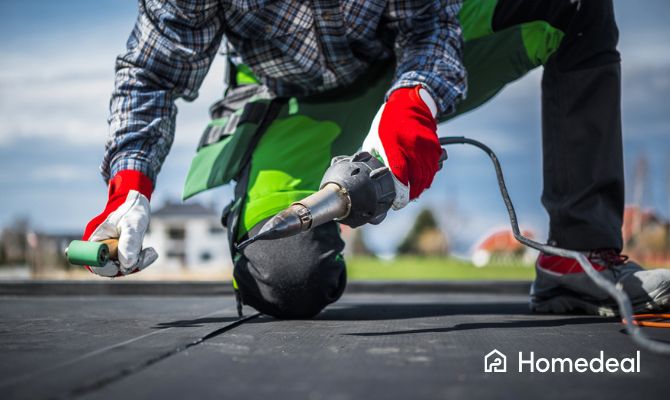 Coperturista che applica membrana EPDM su tetto piano: esempio pratico di costo rifacimento tetto con materiali impermeabili e durevoli - Homedeal