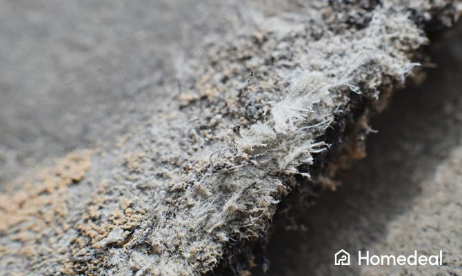 Primo piano di amianto friabile con fibre esposte, un materiale altamente pericoloso usato in edilizia e vietato per i gravi rischi per la salute - Homedeal