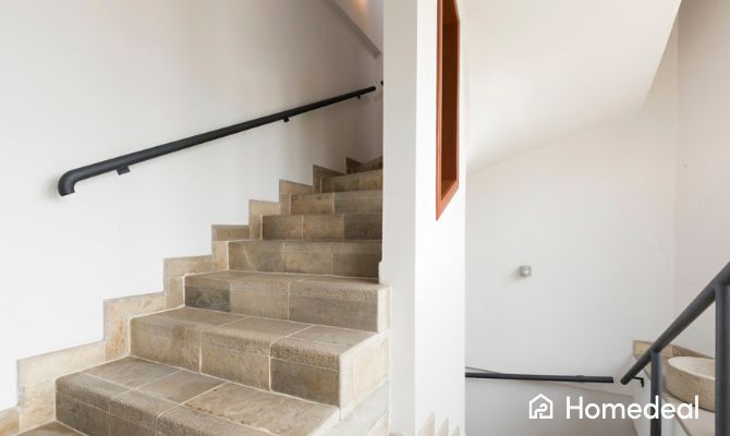 Scala interna in muratura con rivestimento moderno e corrimano nero - Homedeal