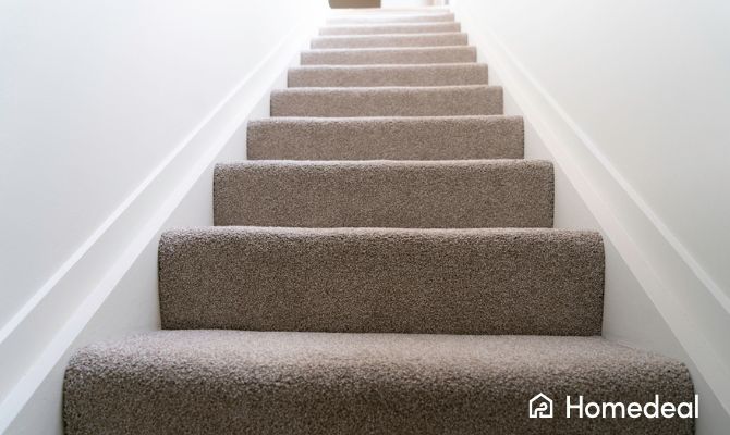 Scala interna rivestita completamente con moquette grigia per un look moderno e uniforme - Homedeal