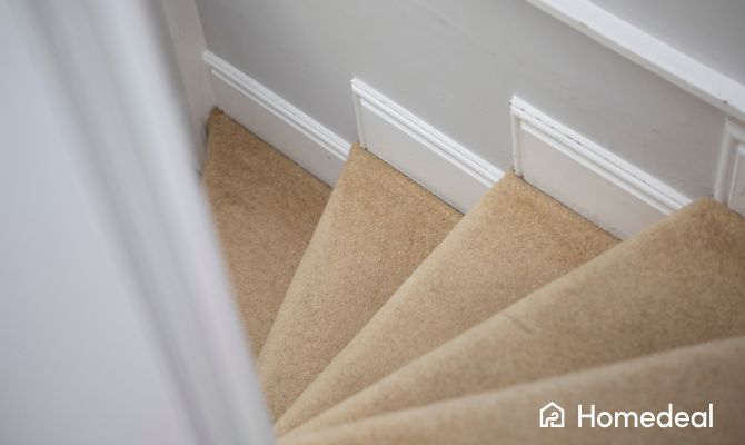 Moquette per scale interne tagliata su misura per gradini curvi in tonalità sabbia - Homedeal
