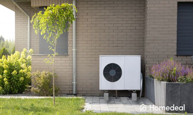 Unità esterna di pompa di calore installata in giardino di casa moderna, soluzione sostenibile per riscaldamento e raffrescamento - Homedeal