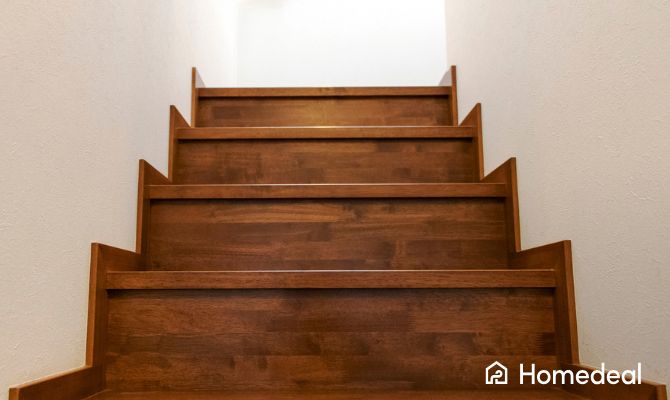 Scala interna con rivestimento in legno massello dal design moderno - Homedeal