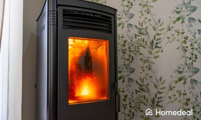 Stufa a pellet in funzione in salotto domestico, fonte di riscaldamento ecologica ed economica per abitazioni private - Homedeal