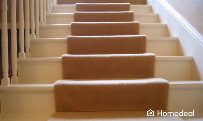 Tappeto per scale interne in stile runner centrale color beige su scala bianca classica - Homedeal