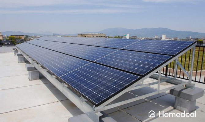 Impianto fotovoltaico con pannelli inclinati su tetto piano, montati su struttura metallica - Homedeal 