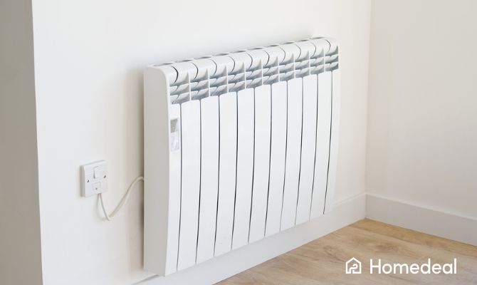 Termosifone elettrico a parete moderno installato in una stanza, collegato a una presa elettrica, ideale per riscaldamento a basso consumo – Homedeal