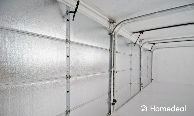 Interno di basculante garage coibentato: pannelli isolanti per migliore efficienza termica - Homedeal