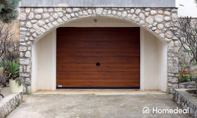 Basculante garage in legno installato in casa in pietra, modello elegante e tradizionale - Homedeal
