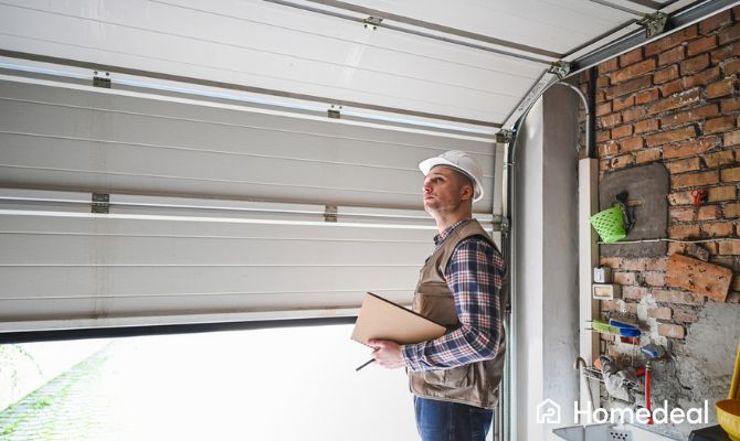 Tecnico durante il controllo di un basculante garage motorizzato: ispezione e manutenzione professionale - Homedeal