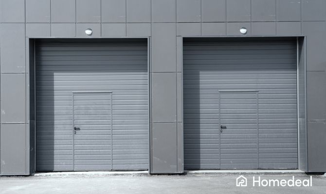 Coppia di basculanti garage personalizzati in alluminio grigio: modello industriale con porta pedonale integrata - Homedeal