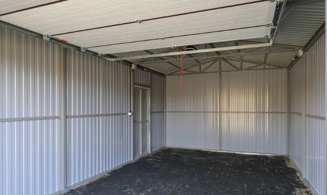 Interno di garage con porta basculante in acciaio zincato - Homedeal
