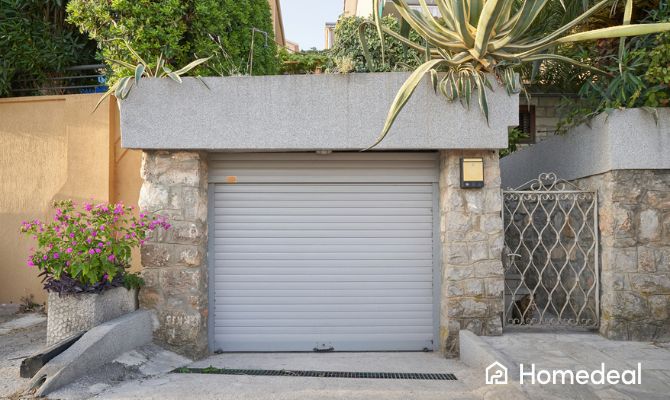 Basculante garage in alluminio installato su ingresso residenziale - Homedeal