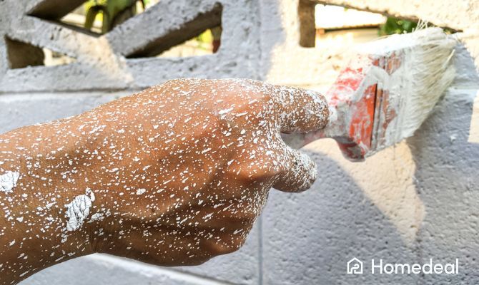 Imbianchino che dipinge un muro esterno: costo imbiancatura e costo imbiancatura - Homedeal