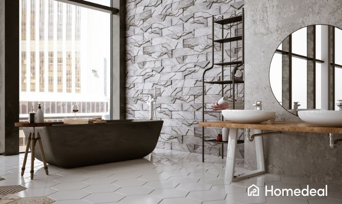 Bagno elegante con pavimento in piastrelle esagonali bianche e parete in piastrelle effetto pietra, vasca freestanding e doppio lavabo in stile industriale - Homedeal
