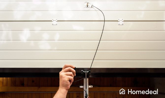 Manutenzione e sostituzione cavo basculante garage: intervento su porta basculante in metallo - Homedeal