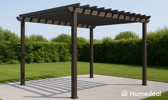 Pergola autoportante in legno scuro installata su pavimentazione da giardino, con struttura semplice e moderna - Homedeal