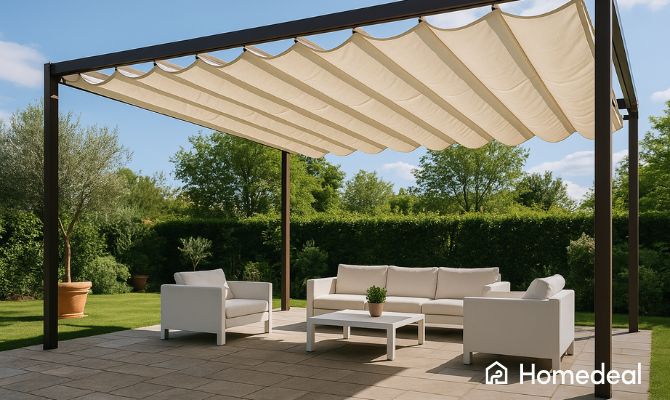 Tende per pergolati scorrevoli in tessuto beige installate su struttura da giardino con area lounge moderna - Homedeal