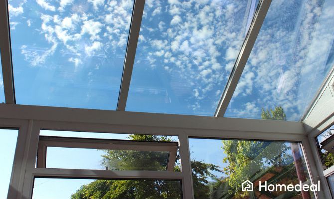 Pergola in alluminio con tetto in vetro trasparente, esempio elegante per valutare il costo pergola - Homedeal